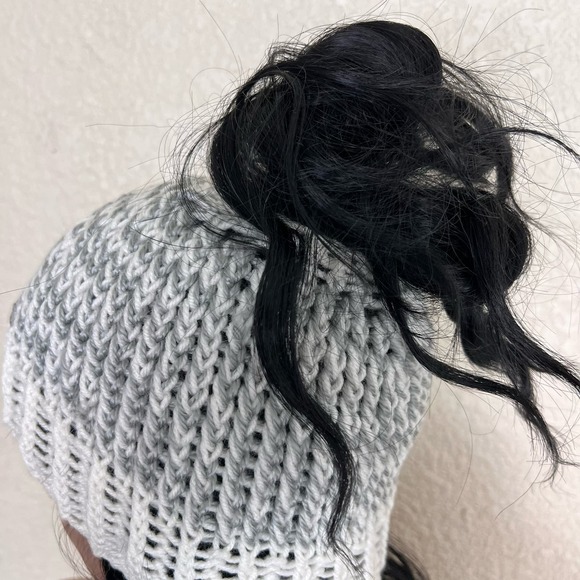 Handmade Knit Messy Bun High Ponytail Beanie Hat Gray White Crochet Unisex - Picture 2 of 7